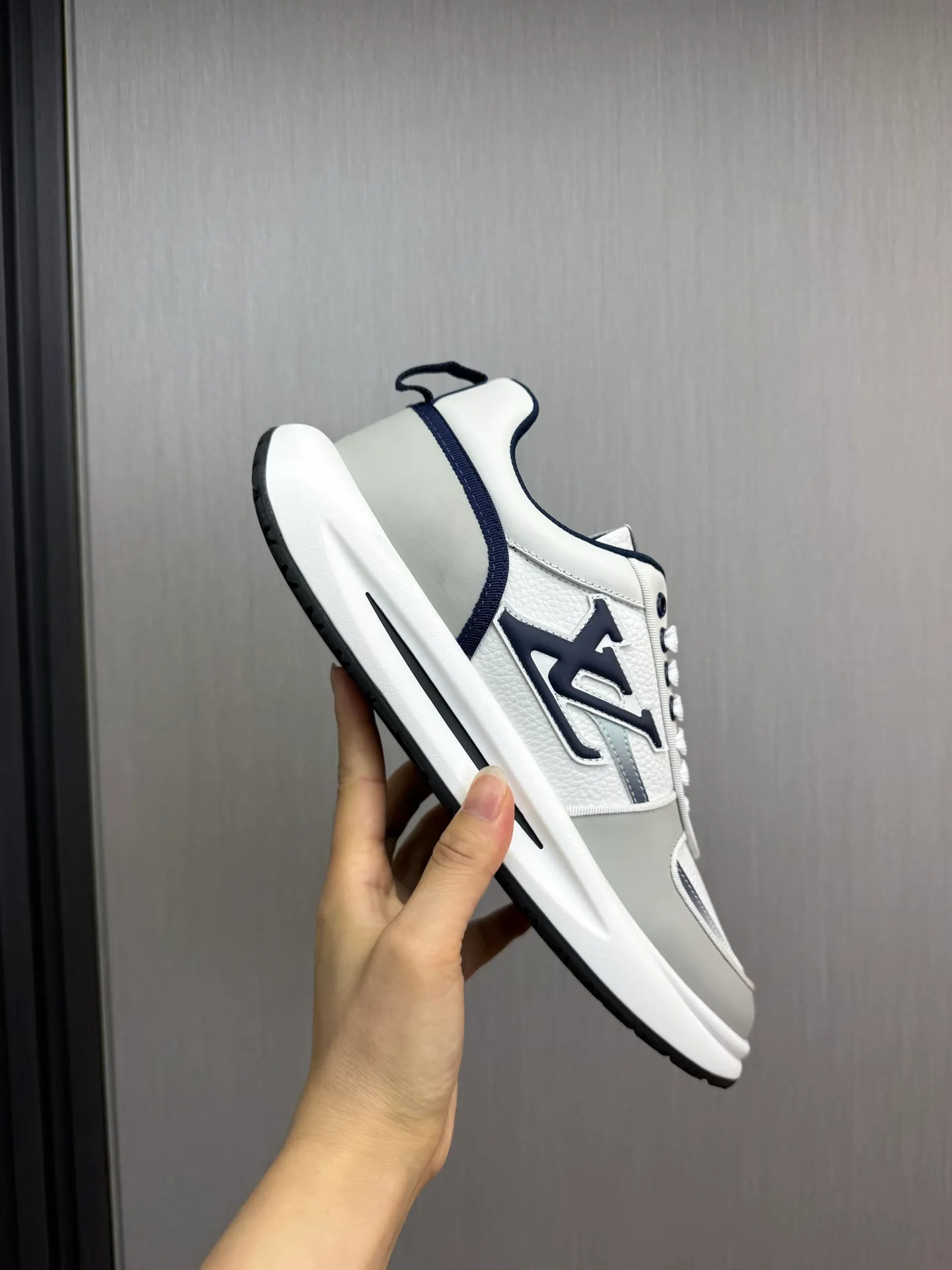 Men's shoes 💰820💰 Lv. Top purchasing agent 🇮🇹 Louis Vuitton, sports shoes counter synchronization, uppers imported from Italy, high-quality splicing and complex handicrafts, imported mesh pads are soft and comfortable, soles: original factory special soles, TPU exclusive movable molded soles super comfortable, original factory single goods, 🔍🔍high quality, you can enter and exit the counter at will, welcome to compare, code number 38-44 (Customized 38.45)